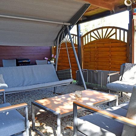 Family Holiday Home Near The Beach With Large Garden Kropelin Екстер'єр фото